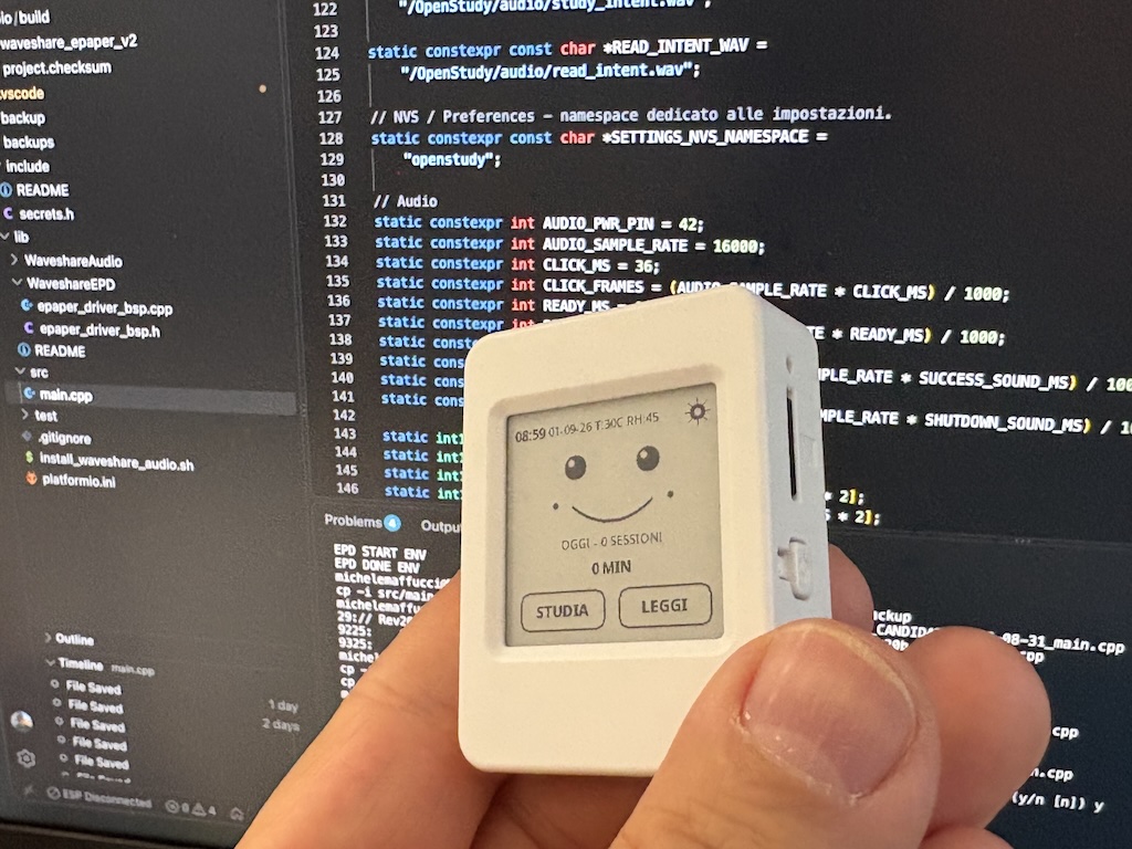 OpenStudy Desktop Companion accanto a un computer con Visual Studio Code utilizzato per lo sviluppo del firmware.