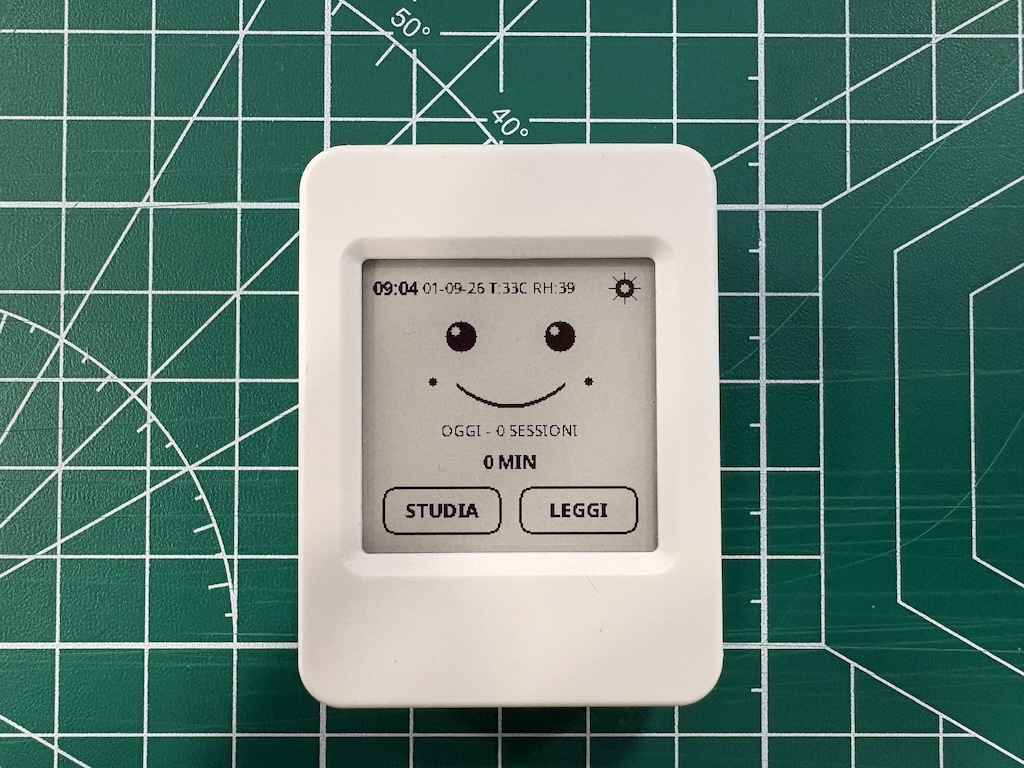 Schermata HOME di OpenStudy con faccina, ora, data, temperatura e umidità.