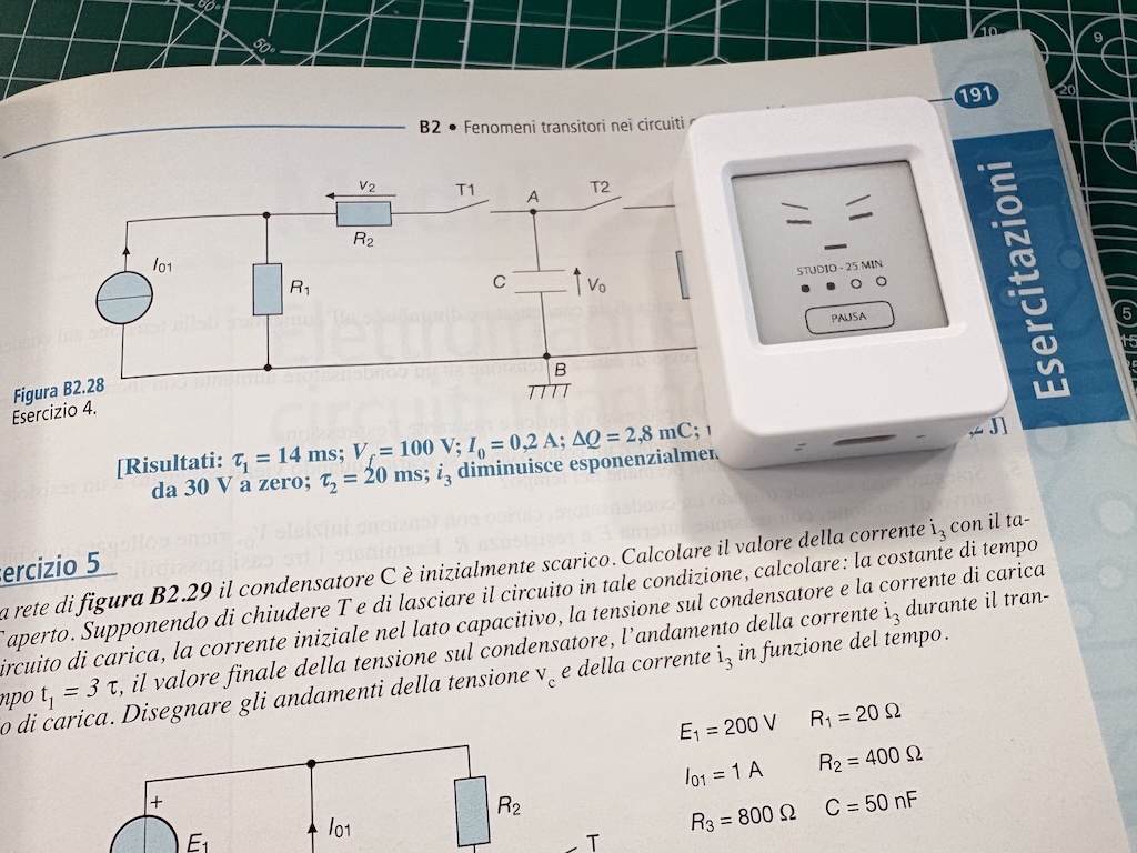 OpenStudy Desktop Companion con timer di una sessione di studio attivo accanto a materiale didattico.