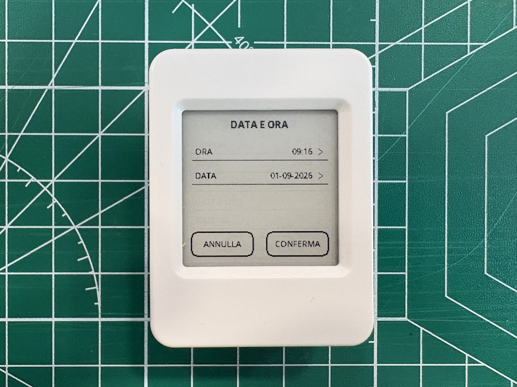 Schermata touch di OpenStudy utilizzata per impostare manualmente data e ora.